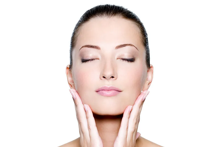 Rostro de mujer con la piel cuidada