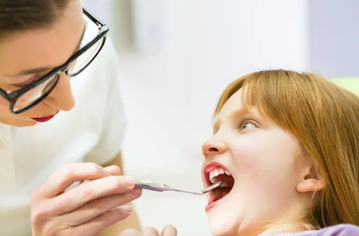 Niña en revisión dental
