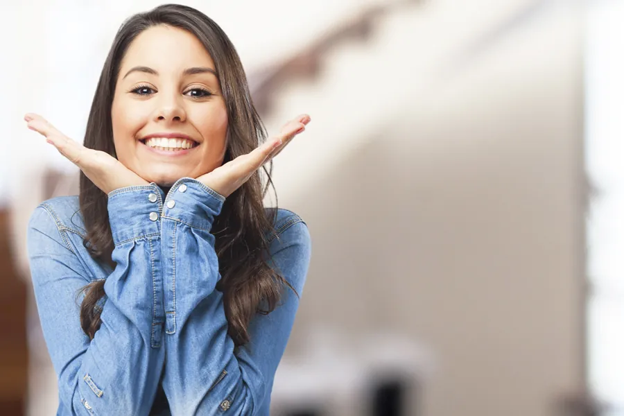 Paciente sonriendo con alineadores transparentes